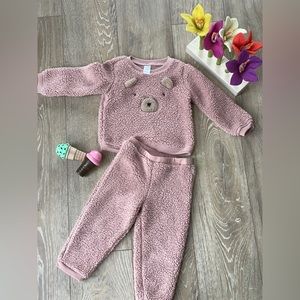 1 Set Outfit plus 4 pcs Onesies 24 months used